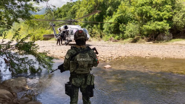 Elementos del Ejército Mexicano durante un operativo en una zona boscosa de Guerrero para localizar laboratorios clandestinos.