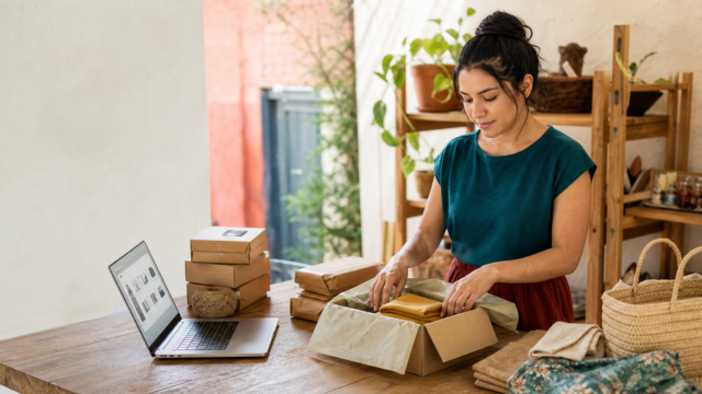 Emprendedora mexicana prepara pedidos para una tienda en línea en su taller.