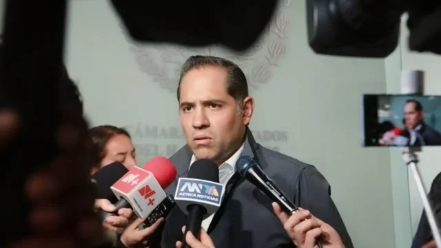 Raúl Bolaños-Cacho Cué atiende a medios de comunicación en la Cámara de Diputados