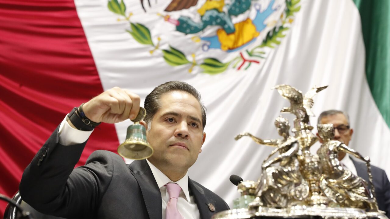 Legislador de la Cámara de Diputados toca la campana en la mesa de la Presidencia