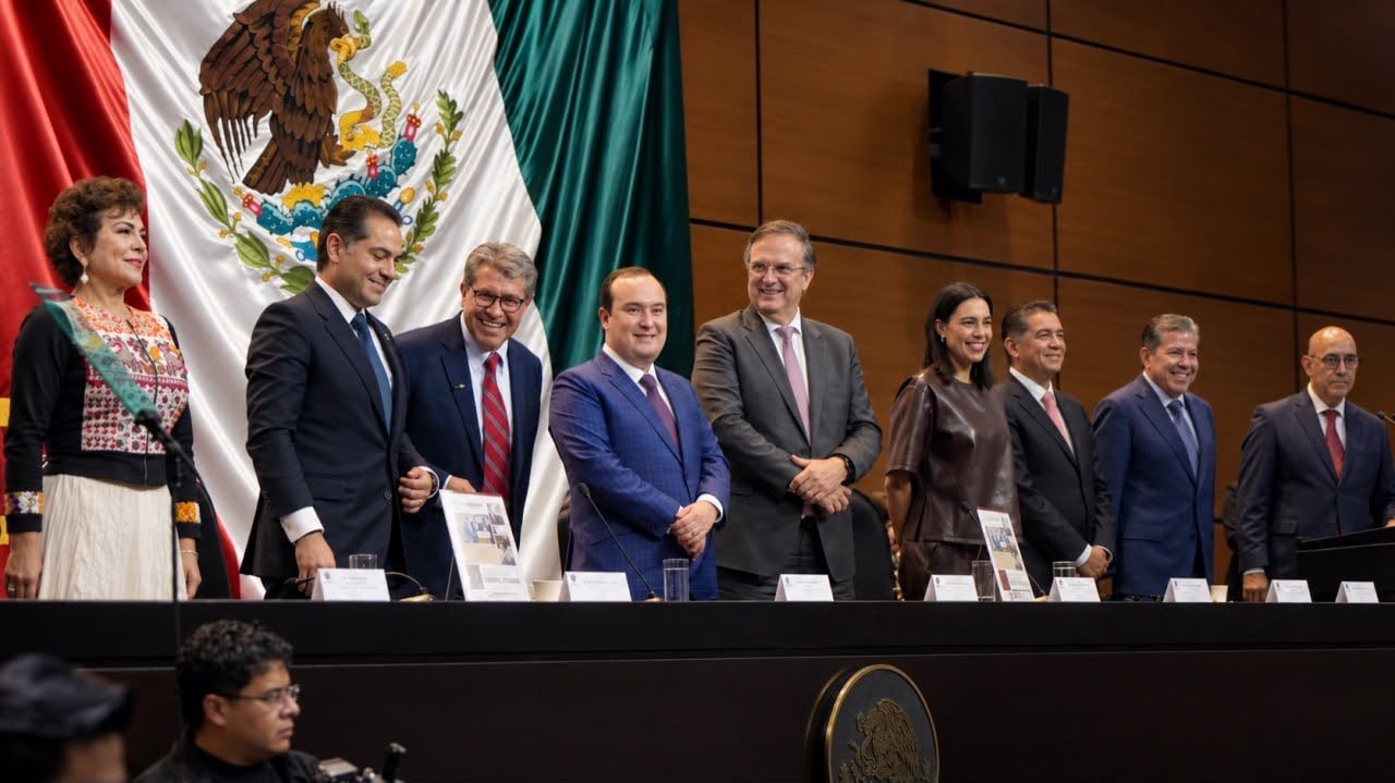 Encuentro de funcionarios y legisladores en la Cámara de Diputados.